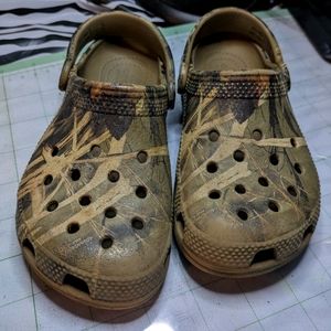 Crocs camo child size 11